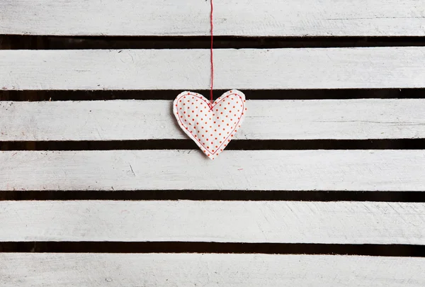 Corazón decorativo con puntos sobre fondo de madera blanca —  Fotos de Stock