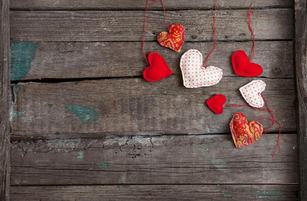 Beaucoup de cœurs sur fond en bois — Photo