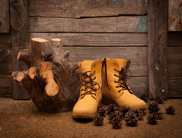 木製グランジ背景にブーツのある静物 — ストック写真