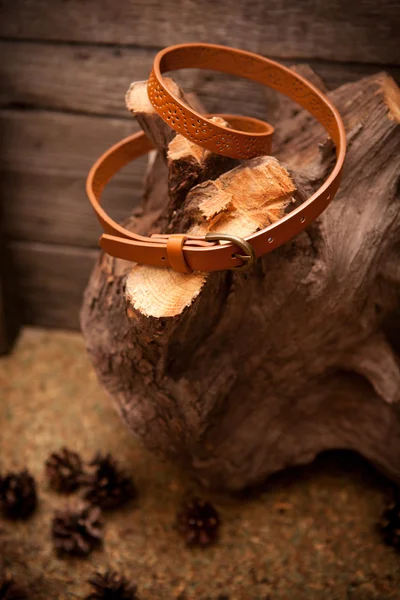 Brauner Ledergürtel für Frauen auf Holzgrund — Stockfoto