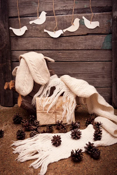 Винтажные подарки на вязаный белый шарф и варежки — стоковое фото
