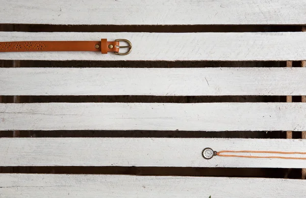 Brauner Ledergürtel für Frauen und Uhr auf Holzgrund — Stockfoto