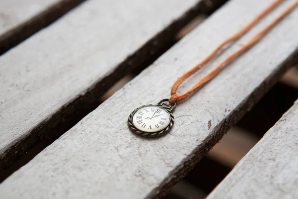 Montre vintage sur fond bois, espace texte — Photo