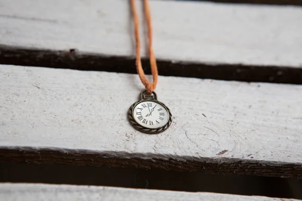 Orologio d'epoca su sfondo di legno, spazio di testo — Foto Stock