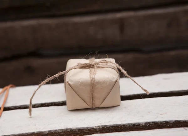 Regalo vintage sobre fondo de madera — Foto de Stock