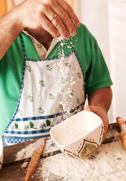 Cocinar la harina verter a mano en un tazón —  Fotos de Stock