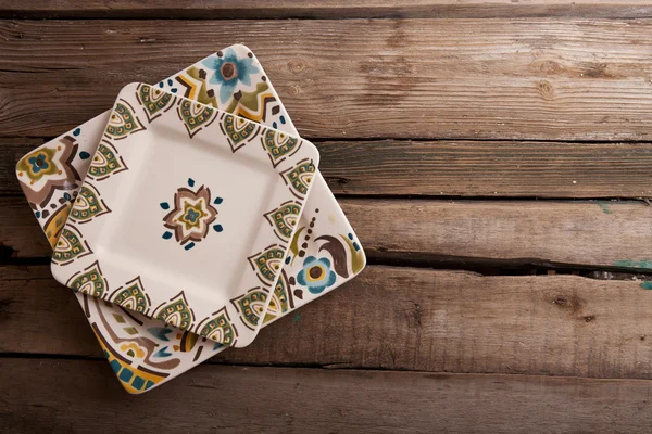 Vintage wooden table with rustic empty plate — Stock Photo, Image