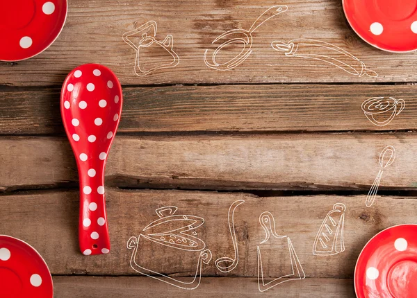 Cocina cuchara roja y platos con lunares sobre fondo de madera —  Fotos de Stock