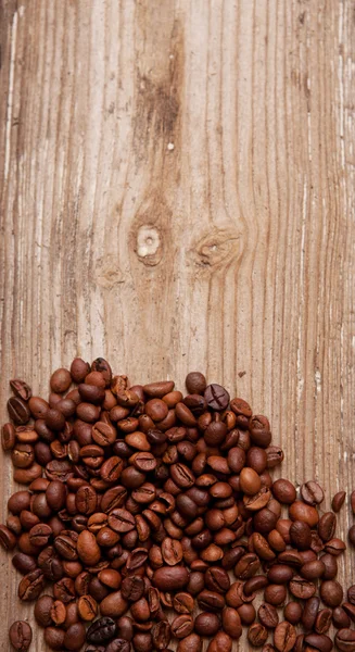 Coffee beans and cup on wooden background — Stock Photo, Image