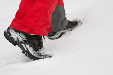 Trekking botları karda yakın çekim