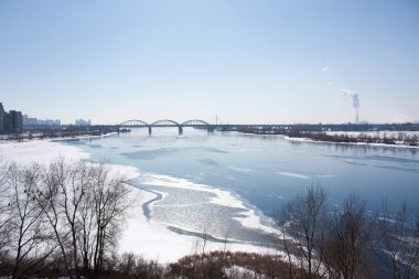kentin köprüleri ile kış donmuş nehir