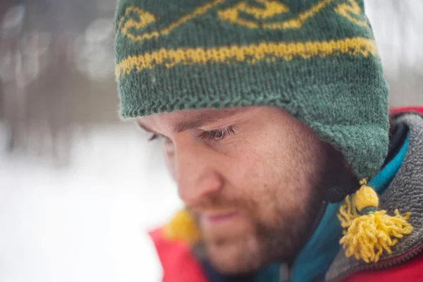 Tankeväckande skäggig man i snörik vinter skog — Stockfoto