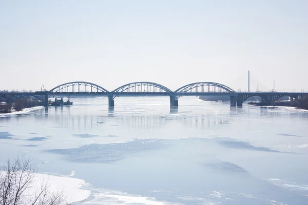 冬季冻结的河流与桥梁在城市 — 图库照片