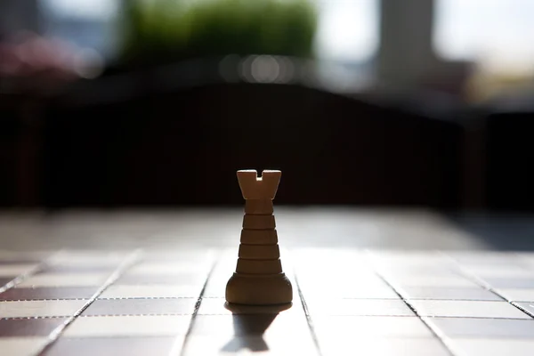 Pièces d'échecs sur une table dans le parc — Photo