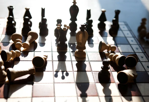 Pièces d'échecs sur une table dans le parc — Photo