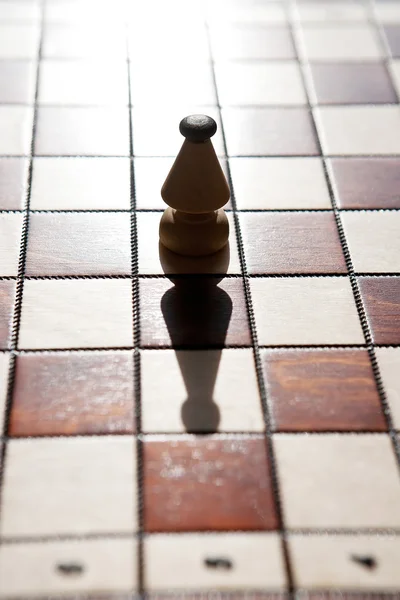 Échecs avec évêque sur fond de couleur claire — Photo