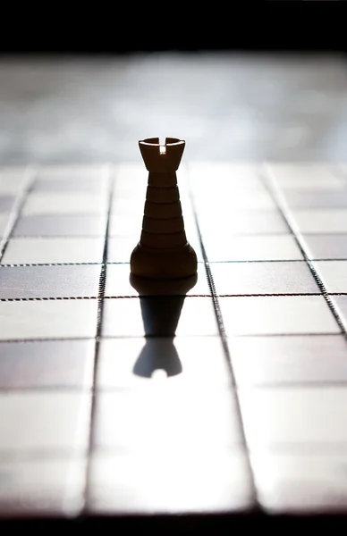 Pièces d'échecs sur une table dans le parc — Photo