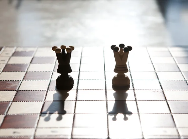 İki Kraliçe satranç taşını Close-Up — Stok fotoğraf