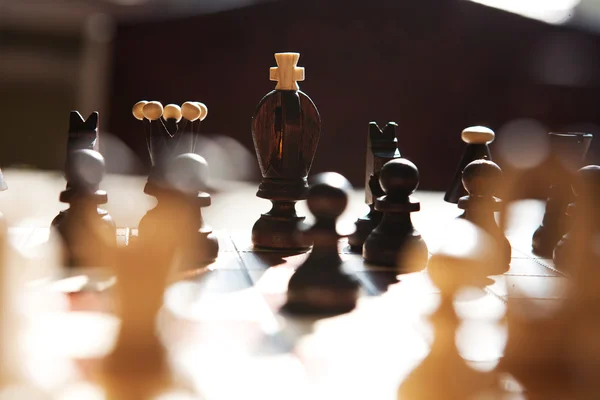 Pièces d'échecs sur une table dans le parc — Photo