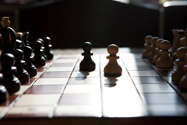 Pièces d'échecs sur une table dans le parc — Photo