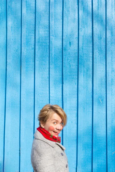 Porträt einer lustigen Frau auf blauer Holzwand, gesättigte Farbe — Stockfoto