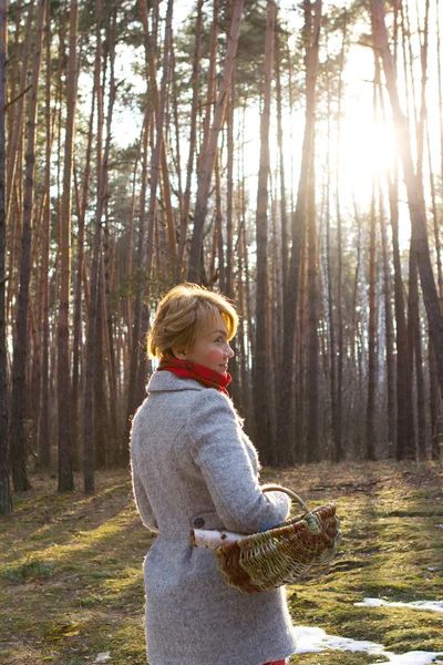 Jonge vrouw met mand in het forest — Stockfoto