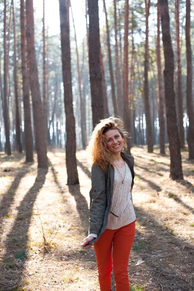 Рыжая модная женщина в лесу — стоковое фото