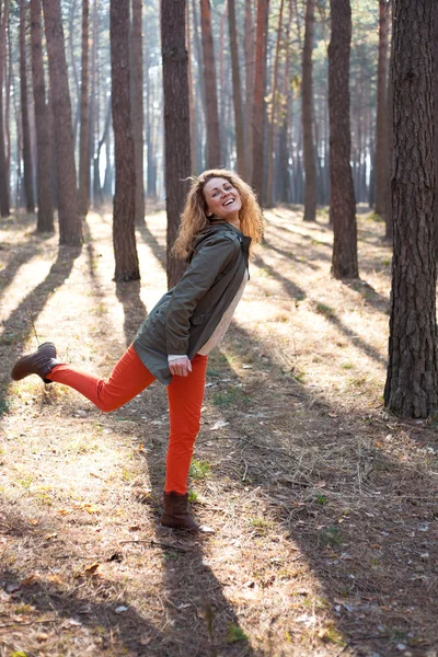 Kızıl saçlı moda kadın ormanda — Stok fotoğraf