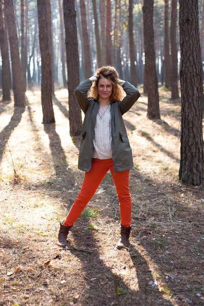 Rossa donna alla moda nella foresta — Foto Stock
