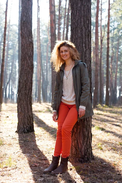 森の中の赤毛のファッショナブルな女性 — ストック写真