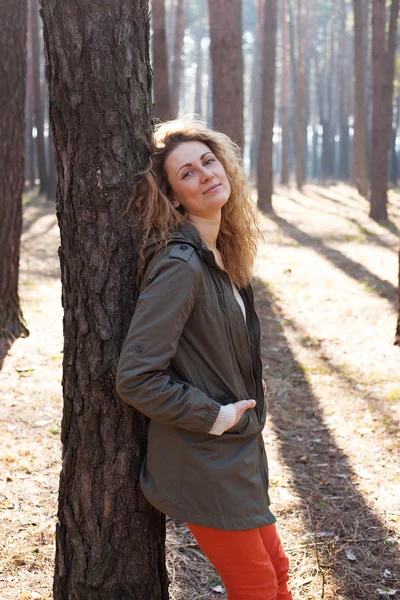 Rossa donna alla moda nella foresta — Foto Stock