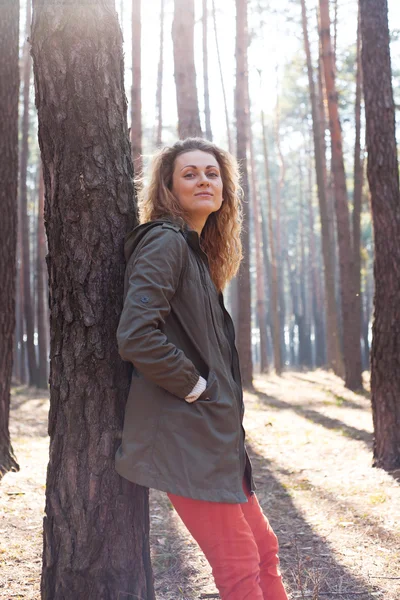 Rödhårig fashionabla kvinna i skogen — Stockfoto