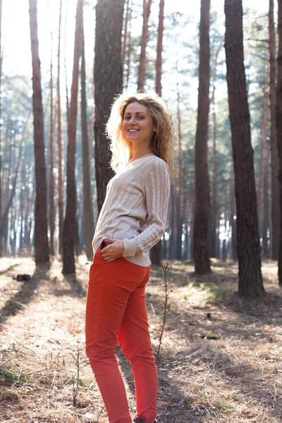 Redhead modieuze vrouw in het bos — Stockfoto