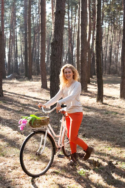 Gyönyörű fiatal nő, a kerékpár-napos park — Stock Fotó