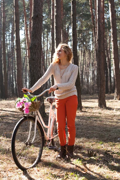Schöne junge Frau auf dem Fahrrad im sonnigen Park — Stockfoto