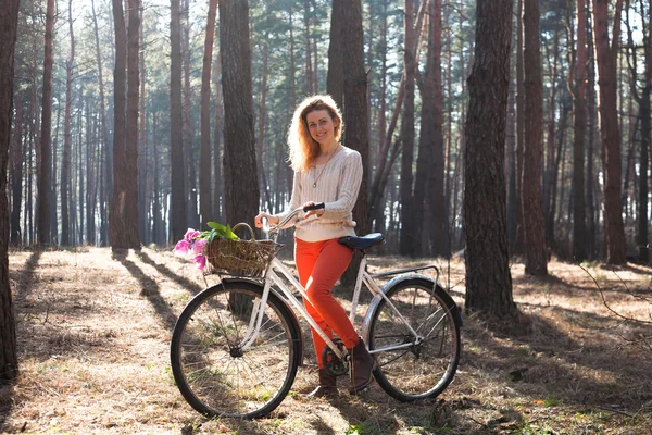 Gyönyörű fiatal nő, a kerékpár-napos park — Stock Fotó