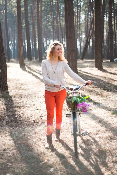 Vacker ung kvinna på cykel i solig park — Stockfoto