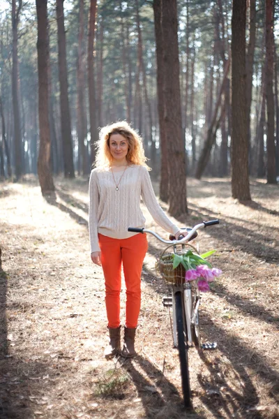 Vacker ung kvinna på cykel i solig park — Stockfoto