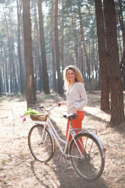 Gyönyörű fiatal nő, a kerékpár-napos park — Stock Fotó