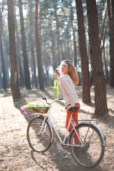 Vacker ung kvinna på cykel i solig park — Stockfoto