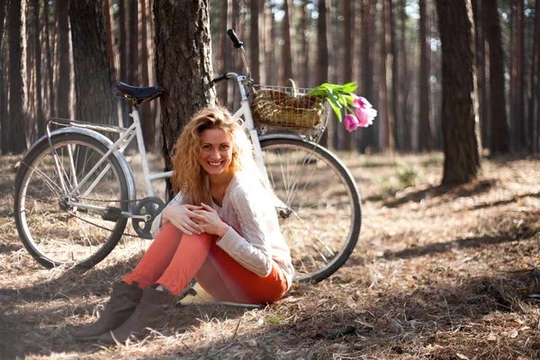 Vacker ung kvinna på cykel i solig park — Stockfoto