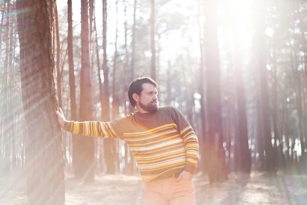 Man nära trädet i en solig skog — Stockfoto