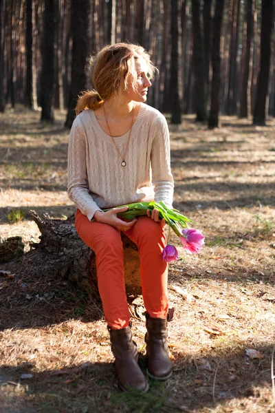 Mooie stijlvolle jonge vrouw buiten in het bos — Stockfoto