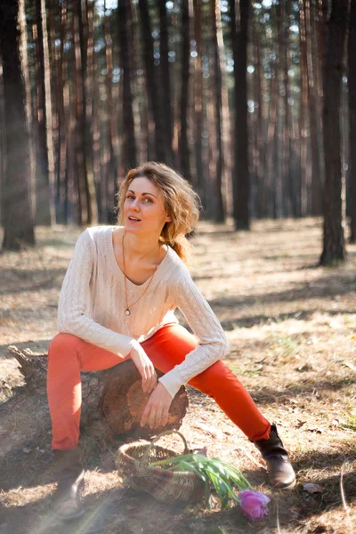 Красивая стильная молодая женщина на открытом воздухе в лесу — стоковое фото