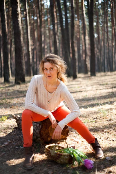 Beautiful stylish Young woman outdoors in the forest — Stock Photo, Image