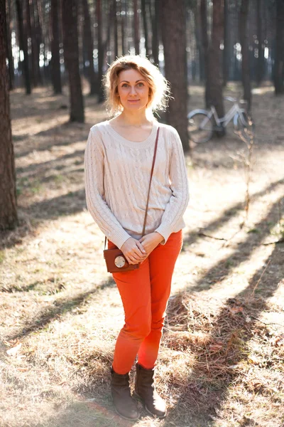 Bella elegante Giovane donna all'aperto nella foresta — Foto Stock