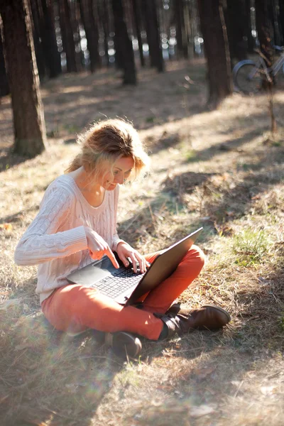 Sourire jeune fille avec ordinateur portable en plein air — Photo