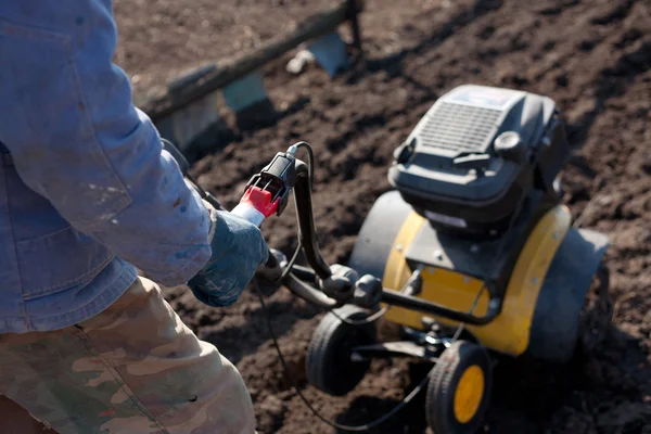 Fresatrice da giardino al lavoro — Foto Stock