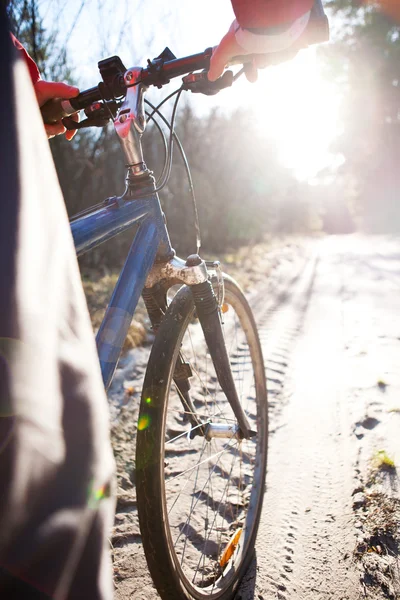 Manos sosteniendo el manillar de una bicicleta — Foto de Stock