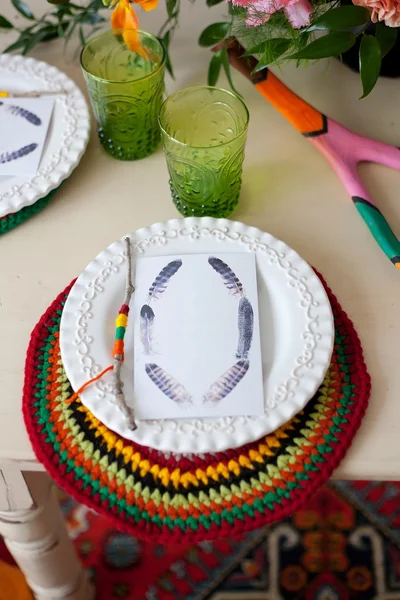 Empty ceramic dish with blank menu tag on table — Stock Photo, Image